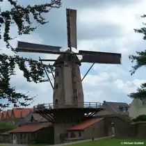 Die  Krimhildwindm�hle  direkt an der Stadtmauer von Xanten (Kreis Wesel, NRW, Juli 2013) - sie ist t�glich immer noch im Betrieb und seit langem wird auch hier Brot gebacken und man kann die M�hle auch besichtigen.