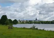 Wei�enstadt, Blick vom Kurzentrum �ber den Wei�ensee auf die 680m hoch gelegene Stadt im Fichtelgebirge, Aug.2014