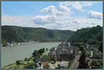 Blick vom Schlossberg auf Sankt Goar: Im Vordergrund das Zentrum von St. Goar mit der katholischen Pfarrkirche, dahinter die evangelische Stiftskirche. Rechts der Rheinstrecke sind zwei Wehrt�rme erhalten geblieben. Auf der anderen Seite des Rheins befindet sich Sankt Goarshausen mit der Kirche St. Johannes. �ber dem Ort tront die Burg Katz. (09.08.2014)