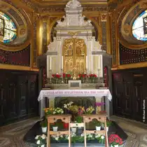 Im Inneren der sechseckigen Gnadenkapelle in Kevelaer (Kreis Kleve, NRW, Juli 2013)