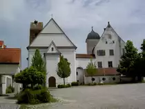 Gablingen, St. Martin Kirche und Fugger Schloss, Kirche erbaut von Joseph Schmuzer,
gemauerter �bergang von 1596 (20.07.2014)