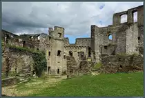 Der innere Schlosshof von Burg Rheinfels wird dominiert vom Nordbau mit dem Treppenturm. Links befand sich die Apotheke, rechts der Darmst�dter Bau. (St. Goar, 09.08.2014)