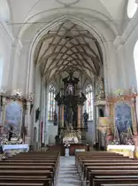 Adlwang, Wallfahrtskirche Sieben Schmerzen Maria, Hochaltar von 1663, Chor mit Netzrippengew�lbe und Ma�werkfenster (26.07.2014)