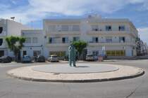 MONCARAPACHO e FUSETA, Gemeindeteil Fuseta (Concelho de Olho), 02.05.2014, Fischerstatue am kleinen Hafen