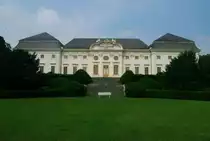 Schloss Halbturn, erbaut von 1701 bis 1711 durch Johann Lucas von Hildebrand f�r Kaiser Karl VI, heute Ausstellungsort und Schauplatz der Halbtuner Schlosskonzerte (27.07.2014)