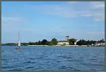 Das Kloster Hofen wurde im 11. Jahrhundert als Benediktinerkloster gegr�ndet. Die Kirche mit den markanten Zwiebelt�rmen wurde 1695 bis 1704 errichtet. Im 19. Jahrhundert wurde das Kloster s�kularisiert und zur Sommerresidenz der w�rttembergischen K�nige umgebaut. Seitdem ist die Anlage auch als Schloss Friedrichshafen bekannt. (Friedrichshafen, 10.08.2014)