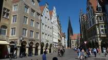 Inmitten des Prinzipalmarktes an der Ecke Salzstrae unbersehbar - die Lambertikirche in Mnster an einem warmen Sommertag (August 2013)