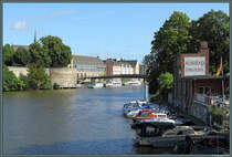 Das Kurbad Jungborn ist der letzte Rest der einst zahlreichen Flussbder an der Fulda. Heute beherbergt es ein Bademuseum und ein Caf. Im Hintergrund die Karl-Branner-Brcke mit der ev. Brderkirche, dem Rondell und dem alten Kanzleigebude. (Kassel, 11.08.2014)