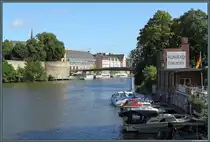 Das Kurbad Jungborn ist der letzte Rest der einst zahlreichen Flussb�der an der Fulda. Heute beherbergt es ein Bademuseum und ein Caf�. Im Hintergrund die Karl-Branner-Br�cke mit der ev. Br�derkirche, dem Rondell und dem alten Kanzleigeb�ude. (Kassel, 11.08.2014)