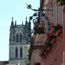 Schild der Brauerei-Gaststtte PINKUS im  Kuhviertel  mit dem Turm der berwasserkirchen (Mnster, August 2013)