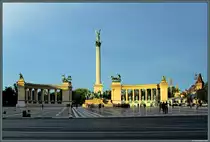 Der Heldenplatz mit dem Helden- und Milleniumsdenkmal wurde 1929 fertiggestellt. Zwischen den S�ulen der Kolonade stehen Statuen bedeutender Personen der ungarischen Geschichte. (Budapest, 14.08.2014)