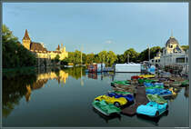 Die Burg Vajdahunyad wurde 1896 zur Budapester Millenniumsausstellung erffnet, sie vereint unterschiedlichste Baustile. Heute beherbergt die Burg im Stadtwldchen von Budapest das landwirtschaftliche Museum. Der Ruderteich im Vordergrund dient im Winter als Eiskunstlaufbahn. (Budapest, 14.08.2014)