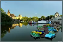 Die Burg Vajdahunyad wurde 1896 zur Budapester Millenniumsausstellung er�ffnet, sie vereint unterschiedlichste Baustile. Heute beherbergt die Burg im Stadtw�ldchen von Budapest das landwirtschaftliche Museum. Der Ruderteich im Vordergrund dient im Winter als Eiskunstlaufbahn. (Budapest, 14.08.2014)