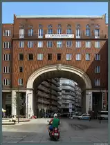 Torhaus am neu gestalteten Mad�ch Imre t�r im J�dischen Viertel Budapests. (15.08.2014)