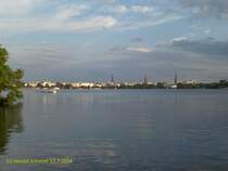 Hamburg am 12.7.2014: Blick ber die Auenalster nach St. Georg und zur Innenstadt. Die Trme sind von links nach rechts: St. Georg-Kirche, St. Jakobi-Kirche, St.  Petri-Kirche, verdeckt St. Katharinen-Kirche, Rathaus, dahinter unter Gerst die St. Nikolai-Kirche