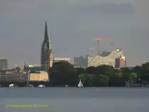 Hamburg am 12.7.2014: Blick �ber die Au�enalster zur Innenstadt mit Rathaus, St. Nikolai (unter Ger�st) und Elbphilharmonie