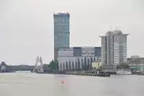 BERLIN, 05.07.2014, Blick von der Oberbaumbr�cke �ber die Spree zum Molecule Man