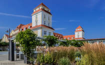 Das Kurhaus Binz in seiner heutigen Form wurde 1908 erffnet. Der Vorgngerbau von 1890 brannte 1906 vollstndig aus. 1997 - 2001 wurde der Neubau nach den ursprnglichen Plnen des Baumeisters Otto Spalding originalgetreu rekonstruiert. Die beiden markanten Trme flankieren den Kaiserhof, der heute fr zahlreiche Veranstaltungen genutzt wird. (26.07.2014)