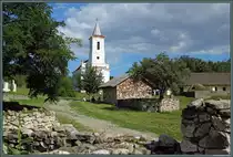 Aus der Region Balaton-Oberland kommen diese katholische Kirche und das davor gelegene Waschhaus sowie die umliegenden Wohnh�user. (Ungarisches Freilichtmuseum Skanzen bei Szentendre, 16.08.2014)