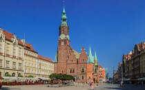 Hier ist die Westfassade des Breslauer Rathauses zu sehen. Der Turm wurde im Stil der Renaissance im 16. Jahrhundert errichtet und hat eine Hhe von 66 Metern. (29.07.2014)
