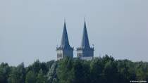 Die Trme vom Dom St. Viktor mit Fahnenschmuck zum 750. Jubilum von der anderen Rheinseite bei Wesel-Bislich (Kreis Wesel, NRW, September 2013)