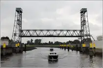 Elsfleth. Die Hubbr�cke in Huntebr�ck senkt sich nach der Durchfahrt eines Schiffes wieder. Die Betonfundamente eines Br�ckenneubaus sind bereits zu erkennen.
14.09.2014