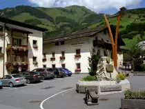 Rauris, Marktplatz mit Denkmal f�r die Skiweltmeisterin Ulli Maier (01.08.2014)