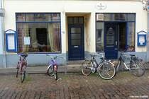 Blick aus einem Durchgang eines Hinterhofes auf eine gegenber liegende Gaststtte in Lbeck (Mai 2011)