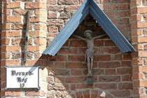 Oberhalb eines Durchgangs zu einem Hinterhof in Lbeck (Mai 2011)