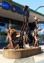 Rust, Eisenskulptur  Zirkusartistik  vom Schweizer K�nstler und Zirkusdirektor Rolf Knie, aufgestellt 2001 am Haupteingang zum Europapark, Juli 2014