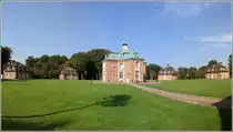 S�gel. Schloss Clemenswerth wurde in den Jahren 1737 bis 1747 f�r Kurf�rst Clemens August I. von Bayern als Jagdschloss errichtet. Er war u.a. auch F�rstbischof von Regensburg, M�nster, Osnabr�ck, Paderborn und Hildesheim. Um das mittlere Hauptschloss sind acht Pavillons im Kreis angeordnet. Das Hauptschloss und vier dieser Pavillons sind im Bild zu sehen, ein f�nftes befindet sich hinter dem Hauptschloss. Dieses Panoramabild ist aus vier Fotos zusammengesetzt.
17.09.2014