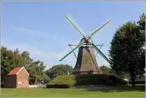 Haren (Ems). Die Mersm�hle wurde 1825 errichtet. Es handelt sich um eine Wall-Holl�nder. Heute ist sie zentraler Bau des M�hlenmuseums. 
17.09.2014