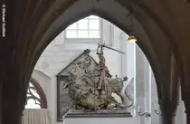 Vom Chorraum geht der Blick auf den Drachent�ter Georg im Eingangsbereich der Katharinenkirche in L�beck (Mai 2011)