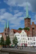 Blick �ber die Trave hinweg: links die T�rme der Marienkirche, rechts der Turm der Petrikirche in L�beck (Mai 2011)