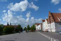 Lngs der Trave, links hinten versteckt sich das Holstentor - Lbeck (Mai 2011)