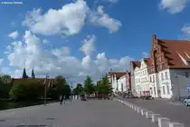 L�ngs der Trave, links hinten versteckt sich das Holstentor - L�beck (Mai 2011)