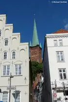 Der Turm der Petrikirche in K�beck schaut zwischen den Altstadth�usern an der Trave durch (Mai 2011)