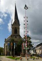 Bischofsgrn, evangelische Pfarrkirche und Maibaum, Aug.2014