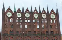 Schaugiebel des Stralsunder Rathauses - im Stil der norddeutschen Backsteingotik errichtetes Geb�ude - �hnlich dem L�becker Rathaus (Mai 2011)