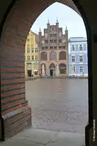 Durch einen Torbogen vom Rathaus am  Alten Markt  mit dem sp�tgotischen  Wulflamhaus  mit sch�nem Pfeilergiebel in Stralsund (Mai 2011)