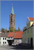 Melle. Der auch Bleistift genannte Kirchturm der Martinikirche �berragt das Osnabr�cker Tor im Stadtteil Buer.
18.09.2014