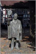 Melle. Die Statue des Fritz Kamping ist auf dem Kirchplatz im Stadtteil Buer aufgestellt.
18.09.2014