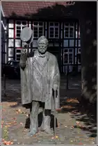 Melle. Die Statue des Fritz Kamping ist auf dem Kirchplatz im Stadtteil Buer aufgestellt.
18.09.2014