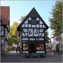 Bad Essen. Der Kirchhofspeicher am Kirchplatz beherbergt heute eine Goldschmiede. 18.09.2014 
Bad Essen ist mit seinen vielen Fachwerkgebuden ein Ort der Deutschen Fachwerkstrae. Siehe: 
http://www.deutsche-fachwerkstrasse.de/de/index.php