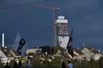 Das h�chste Geb�ude der Schweiz hat bald seine H�he von 175 Metern erreicht. Der ROCHE Turm hat hier eine H�he von 155 Meter. Die Aufnahme stammt vom 13.09.2014.