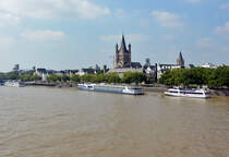 Klner Rheinufer zwischen Hohenzollern- und Deutzer Brcke, mittig die Kirche Gro St. Martin - 31.07.2014