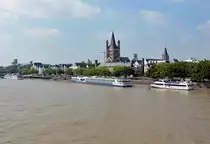 K�lner Rheinufer zwischen Hohenzollern- und Deutzer Br�cke, mittig die Kirche Gro� St. Martin - 31.07.2014