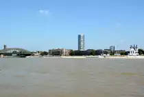 K�ln-Deutz (von links nach rechts)- Hohenzollernbr�cke, Triangel-Hochhaus, davor Hyatt-Hotel und rechts Kirche St. Heribert - 31.07.2014