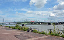 Kennedybrcke, verbindet Bonn und Bn-Beuel - 07.08.2014