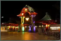 Das Elefantentor in Berlin bildet einen der Eing�nge zum Zoologischen Garten. Das im ostasiatischen Stil erbaute Tor wurde 1899 errichtet, 1943 bei einem Bombenangriff zerst�rt und in den 1980er Jahren wiederaufgebaut. Am 10.10.2014 wurde das Tor anl�sslich des Festival of Lights in buntes Licht getaucht.